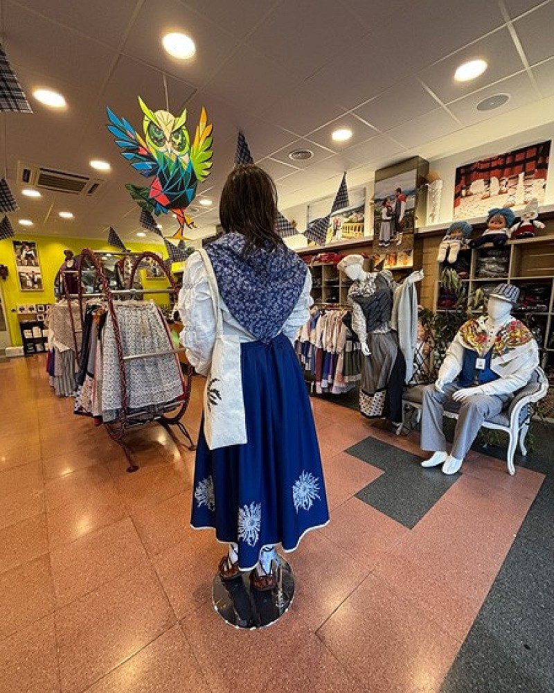 Traje vasco mujer con falda azul de eguzkilores y corpiño gris - conjunto baserritarra regional tradicional de casera vasca