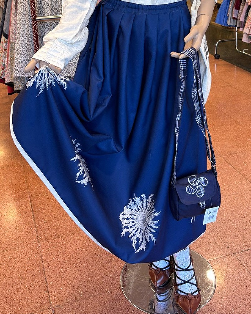 Traje vasco mujer con falda azul de eguzkilores y corpiño gris - conjunto baserritarra regional tradicional de casera vasca