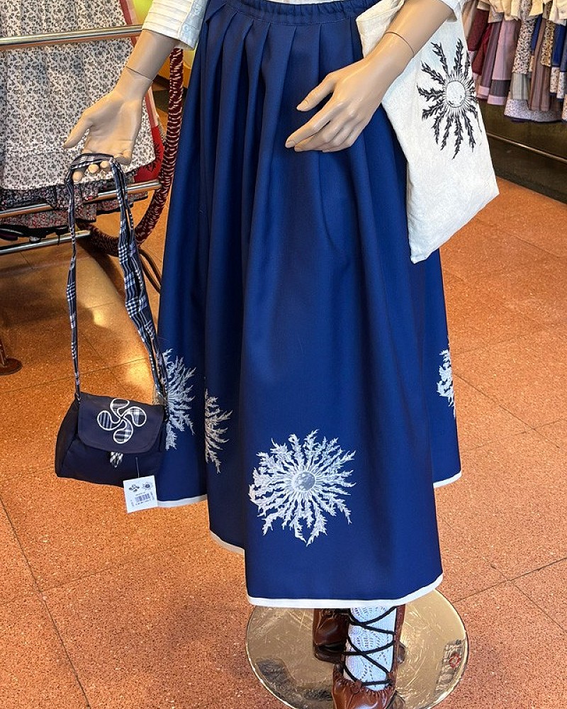 Traje vasco mujer con falda azul de eguzkilores y corpiño gris - conjunto baserritarra regional tradicional de casera vasca