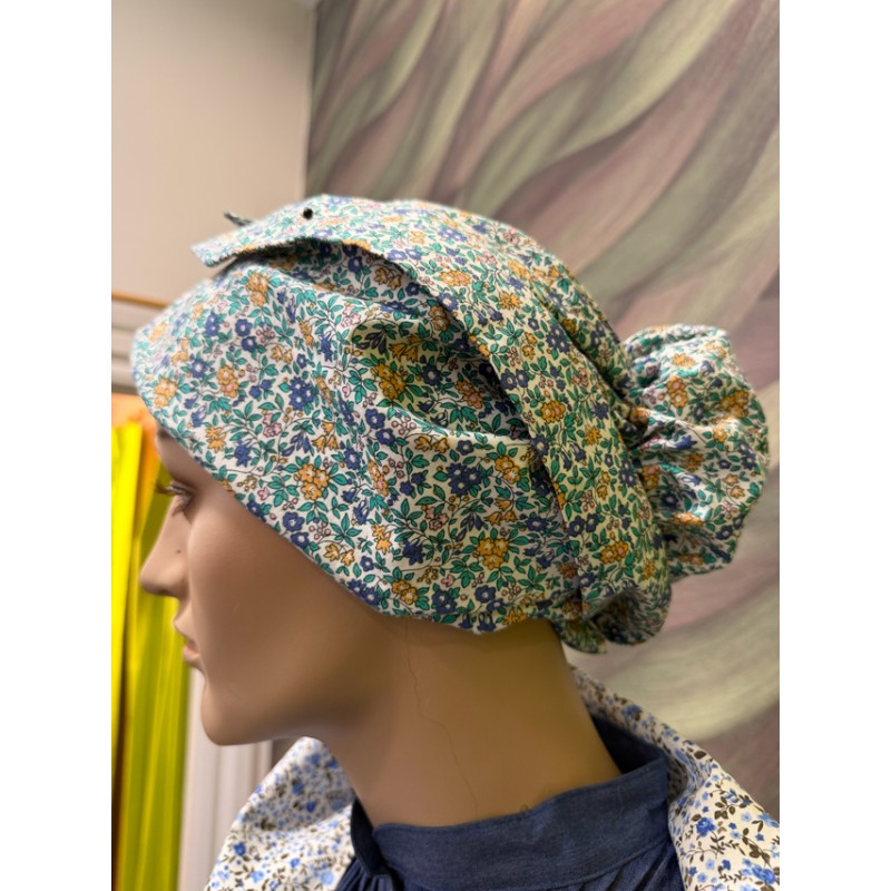 Traje vasco de mujer con falda azul de eguzkilores y corpiño gris