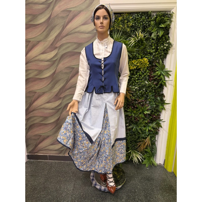 Traje vasco de mujer con falda floreada y corpiño azul de ondas