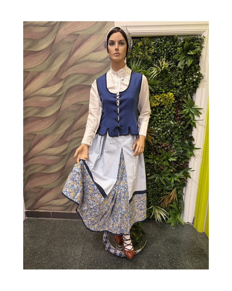 Traje vasco de mujer con falda floreada y corpiño azul de ondas