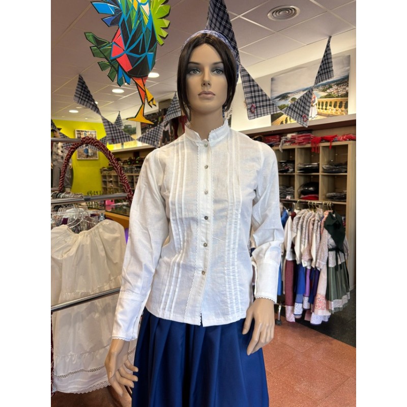 Traje vasco de mujer con falda floreada y corpiño azul de ondas