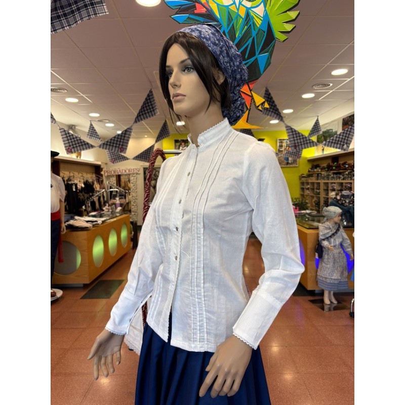 Traje vasco de mujer con falda floreada y corpiño azul de ondas