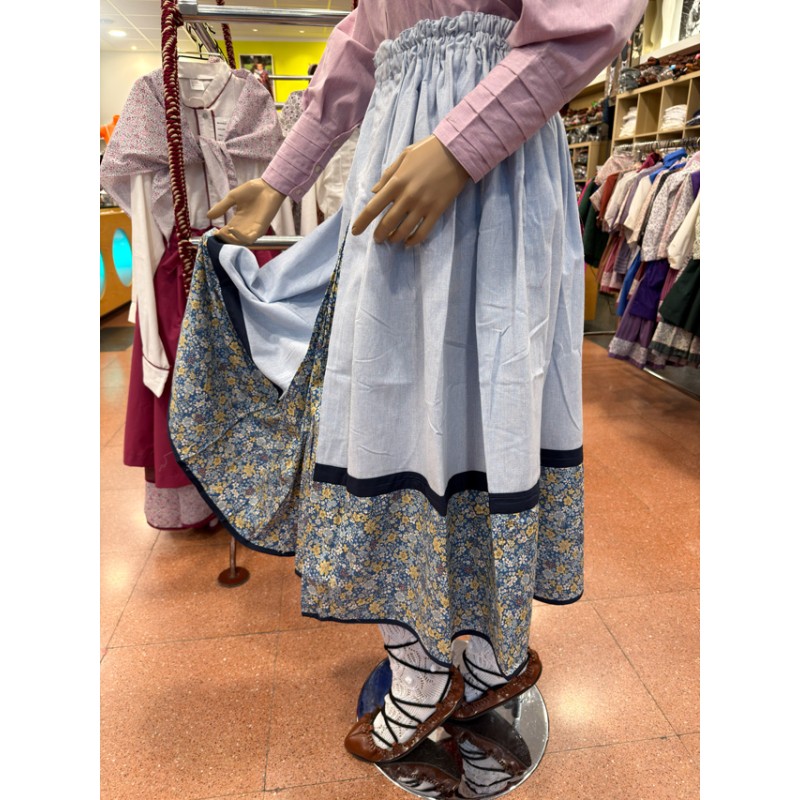 Traje vasco de mujer con falda floreada y corpiño azul de ondas