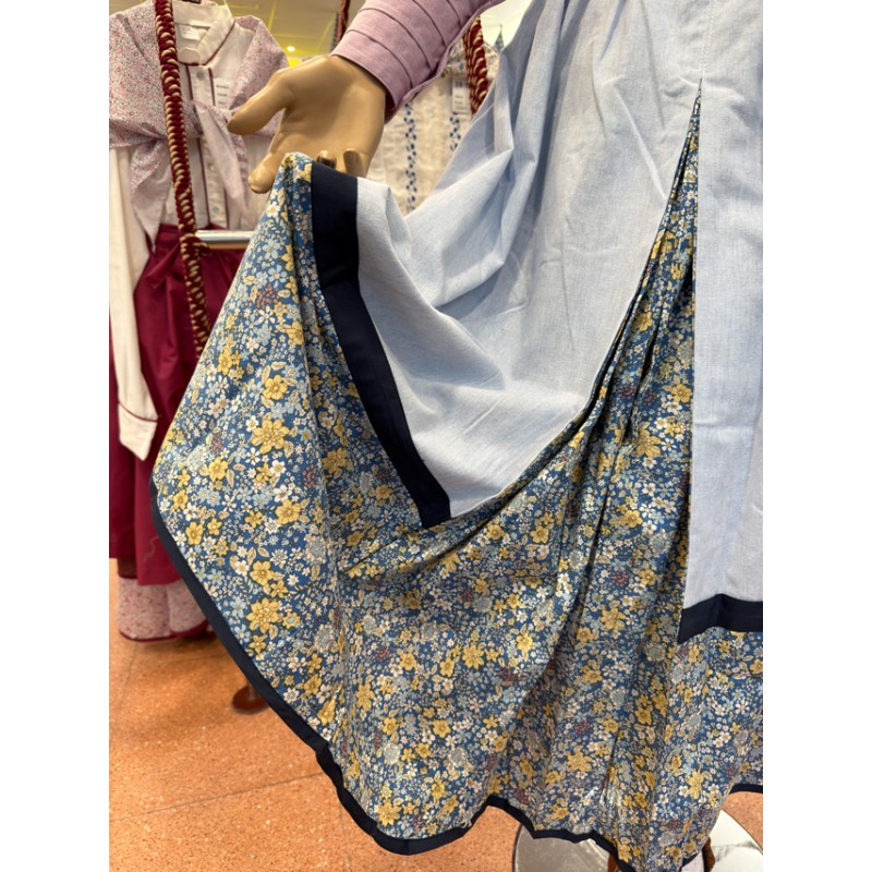 Traje vasco de mujer con falda floreada y corpiño azul de ondas