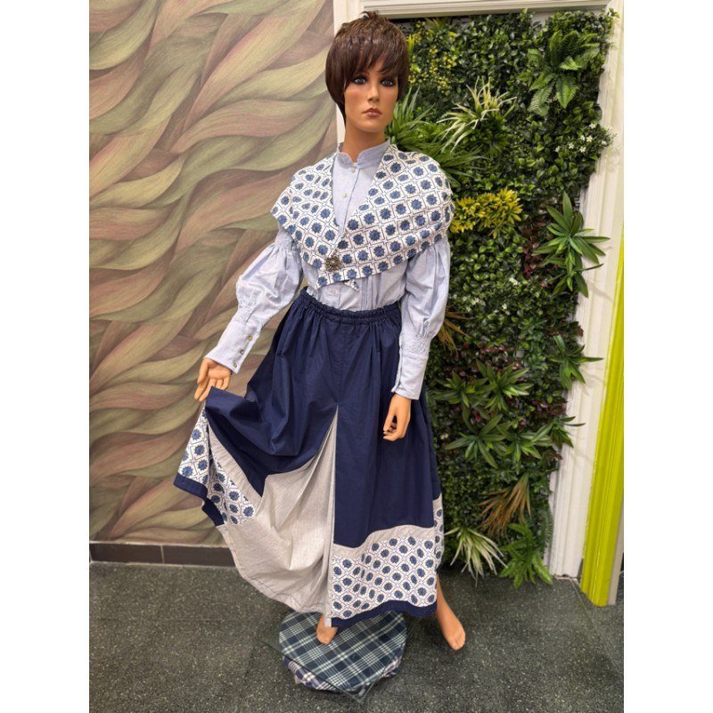 Traje vasco de mujer con falda azul de eguzkilores y blusa azul