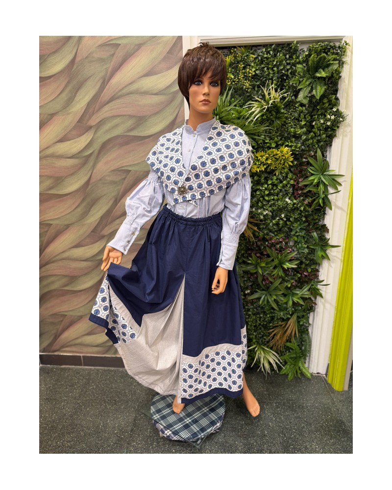 Traje vasco de mujer con falda azul de eguzkilores y blusa azul