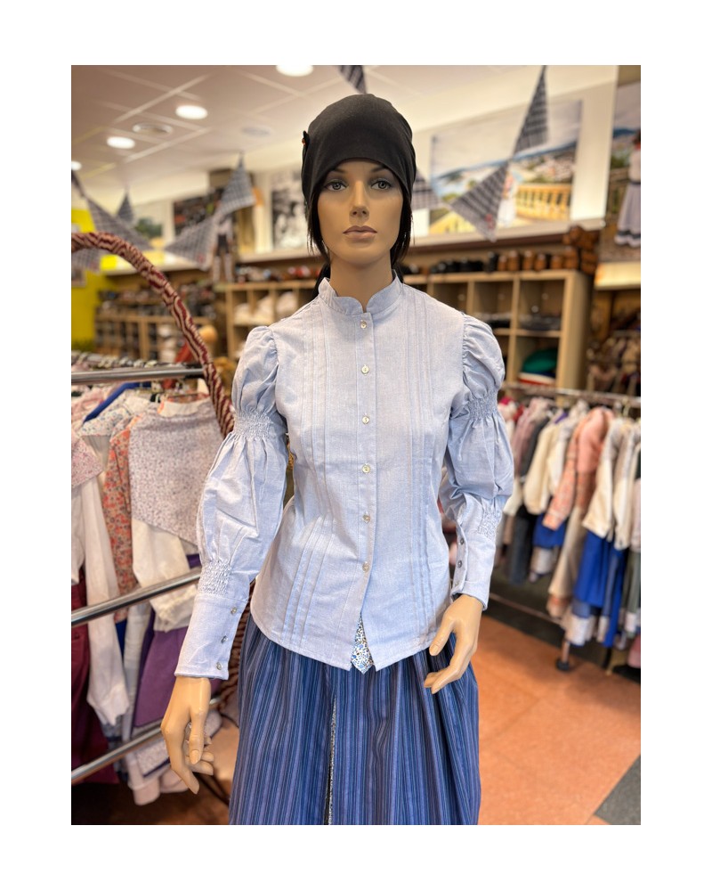 Emakumeentzako euskal jantzia, eguzkiloreen gona urdinarekin eta blusa urdinarekin