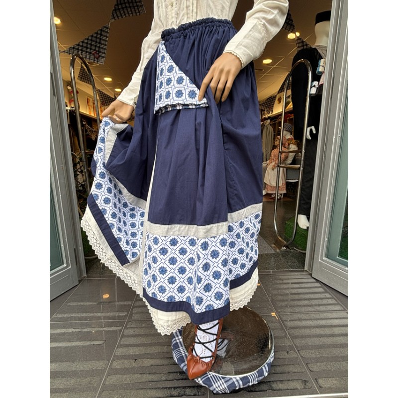 Traje vasco de mujer con falda azul de eguzkilores y blusa azul