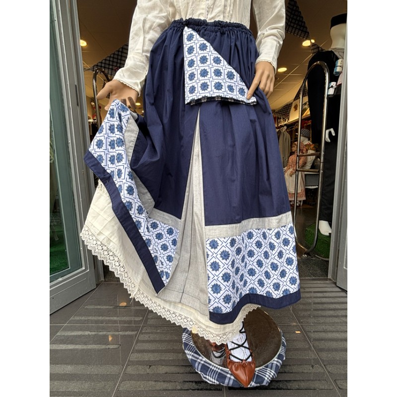 Traje vasco de mujer con falda azul de eguzkilores y blusa azul