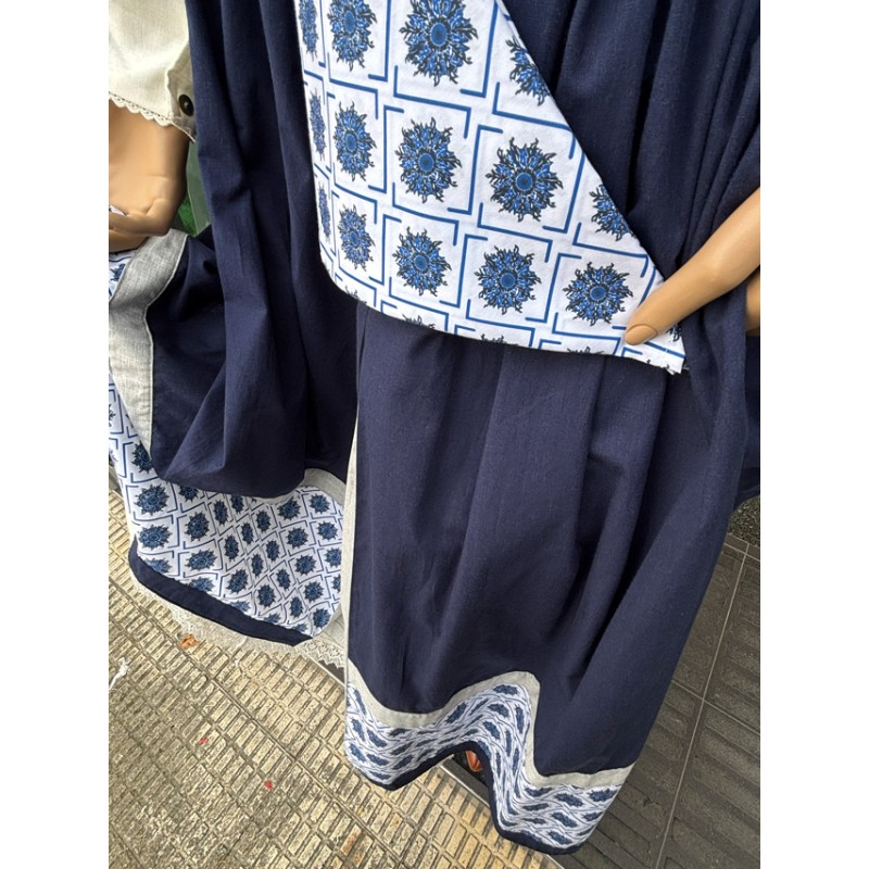 Traje vasco de mujer con falda azul de eguzkilores y blusa azul