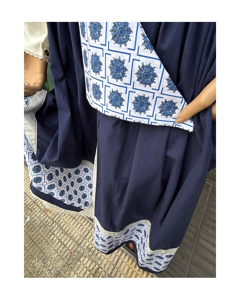 Emakumeentzako euskal jantzia, eguzkiloreen gona urdinarekin eta blusa urdinarekin