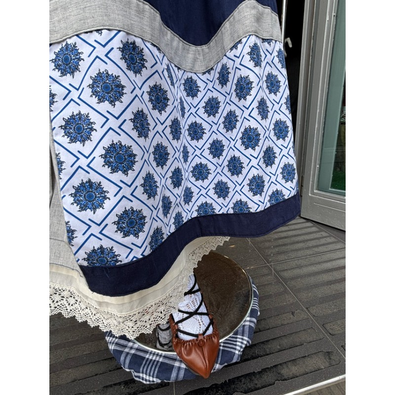 Traje vasco de mujer con falda azul de eguzkilores y blusa azul