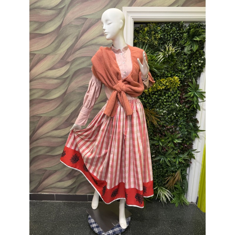 Traje vasco de mujer tradicional con falda de eguzkilores