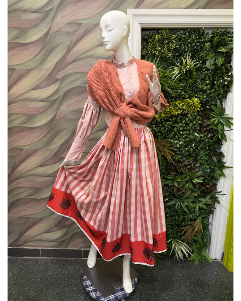 Traje vasco de mujer tradicional con falda de eguzkilores