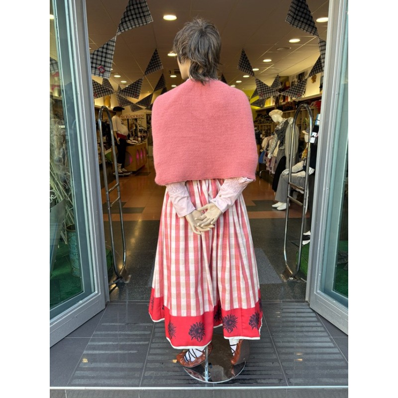 Traje vasco de mujer tradicional con falda de eguzkilores