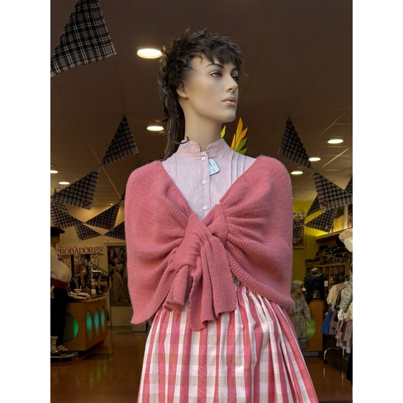 Traje vasco de mujer tradicional con falda de eguzkilores