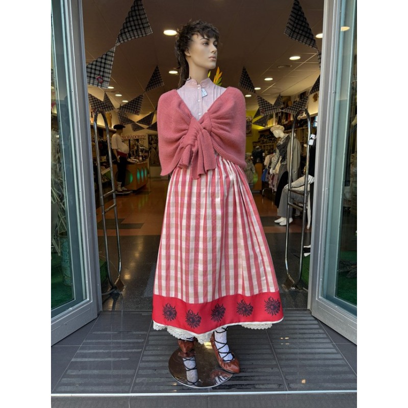 Traje vasco de mujer tradicional con falda de eguzkilores