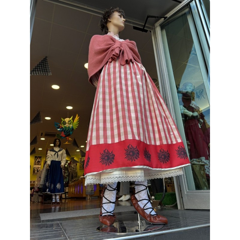 Traje vasco de mujer tradicional con falda de eguzkilores