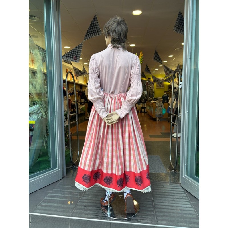 Traje vasco de mujer tradicional con falda de eguzkilores