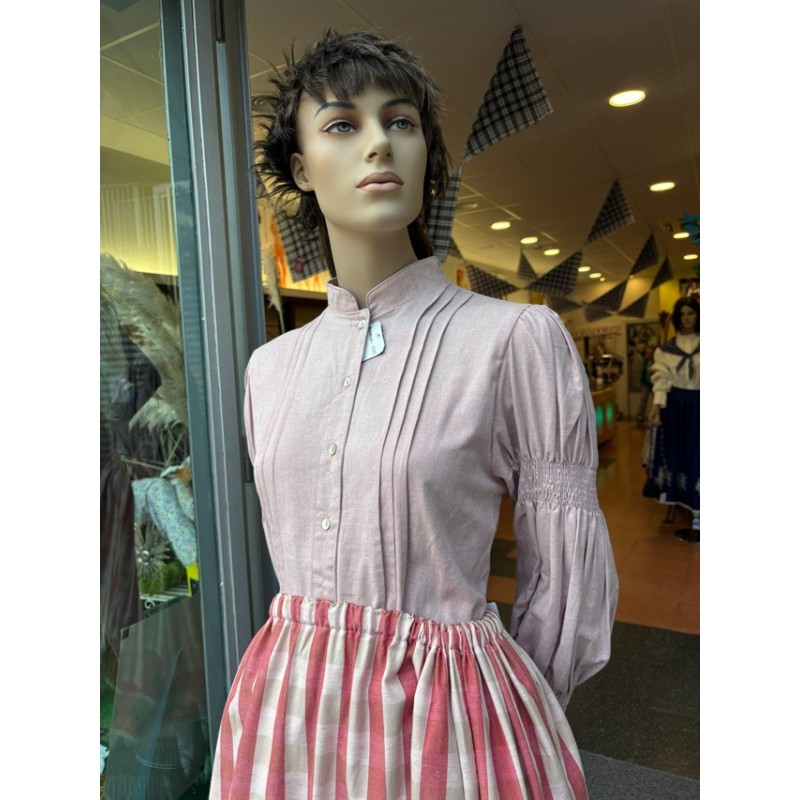 Traje vasco de mujer tradicional con falda de eguzkilores