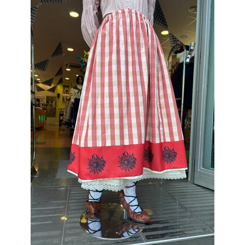 Traje vasco de mujer tradicional con falda de eguzkilores