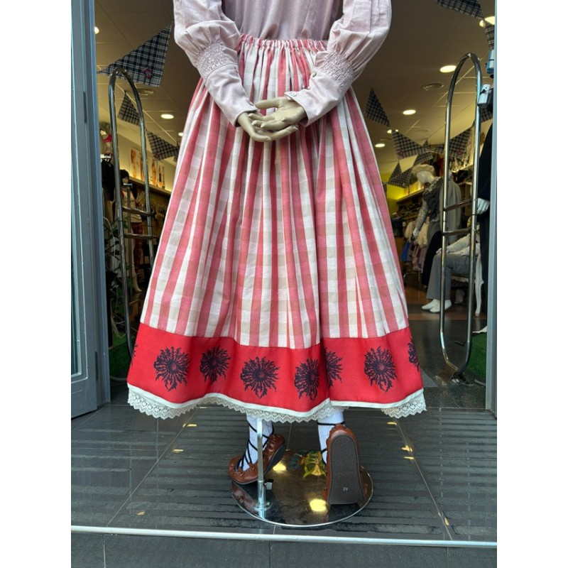 Traje vasco de mujer tradicional con falda de eguzkilores