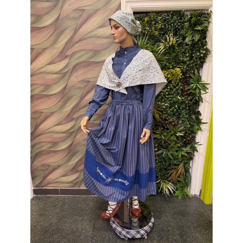 Traje vasco de mujer con falda bordada de lauburu y eguzkilore