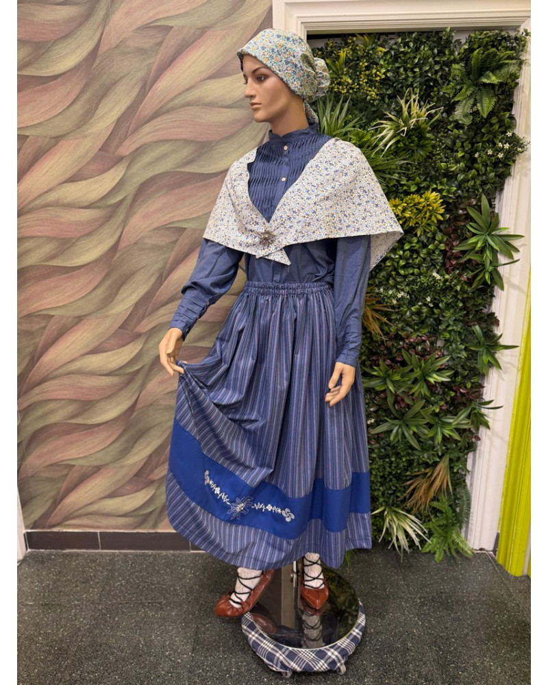 Traje vasco de mujer con falda bordada de lauburu y eguzkilore