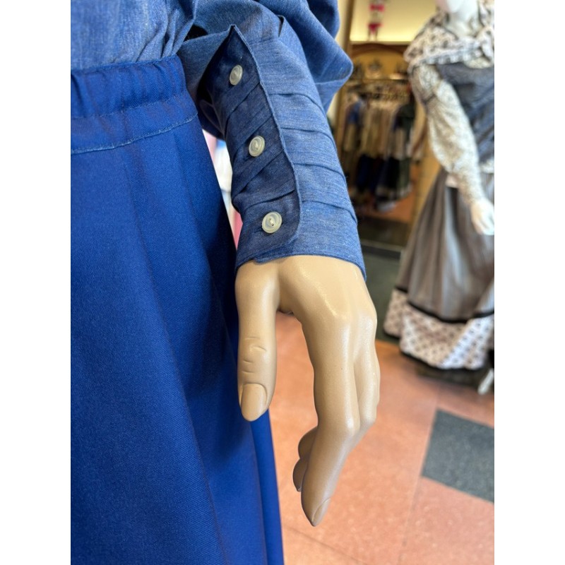 Euskal emakume jantzia, lauburu eta eguzkilore gona brodatuarekin