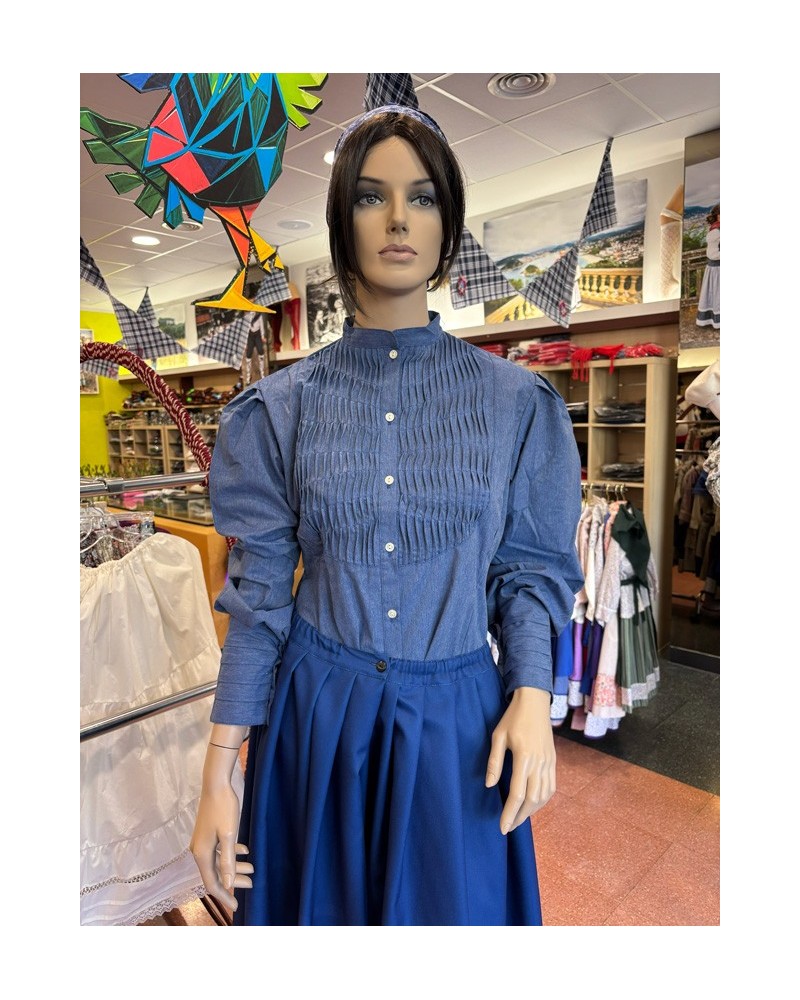 Traje vasco de mujer con falda bordada de lauburu y eguzkilore