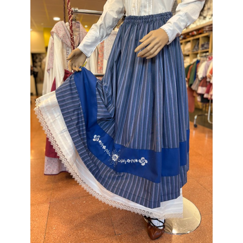 Traje vasco de mujer con falda bordada de lauburu y eguzkilore
