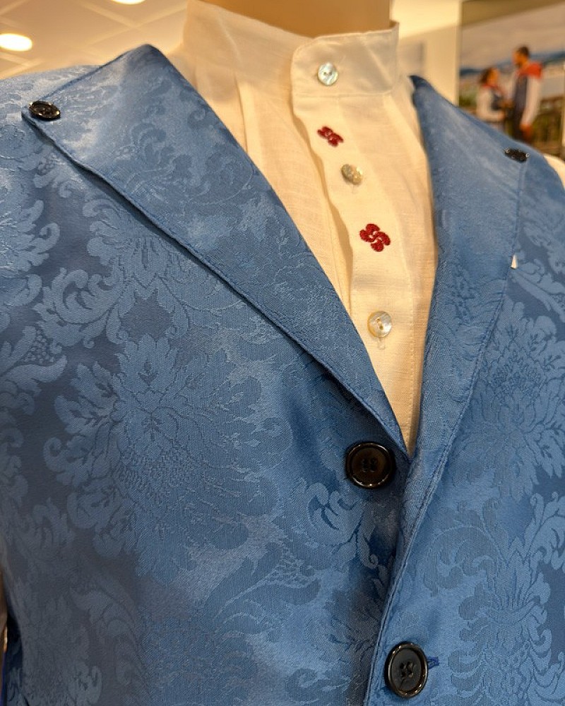 Traje vasco hombre con chaleco azul y gerriko negro - traje de baserritarra regional vasco completo