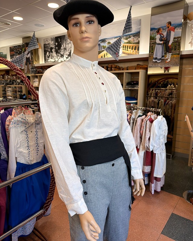 Gizonezko euskal jantzia txaleko urdinarekin eta gerriko beltzarekin