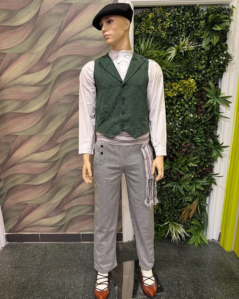 Traje vasco hombre elegante con chaleco verde - traje de baserritarra regional vasco típico completo