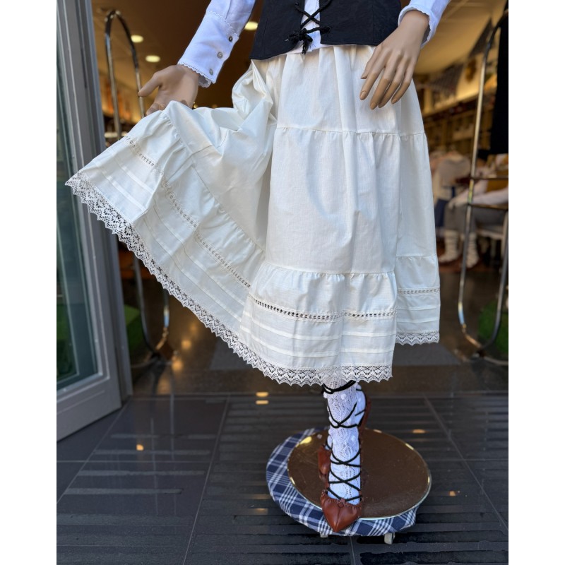 Enagua vasca blanco roto con puntilla bordada