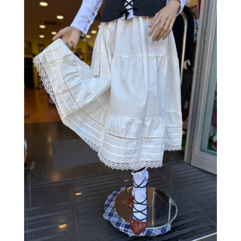 Enagua vasca blanco roto con puntilla bordada