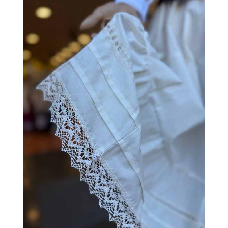 Enagua vasca blanco roto con puntilla bordada
