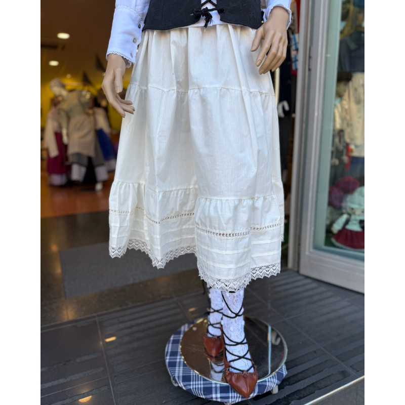 Enagua vasca blanco roto con puntilla bordada
