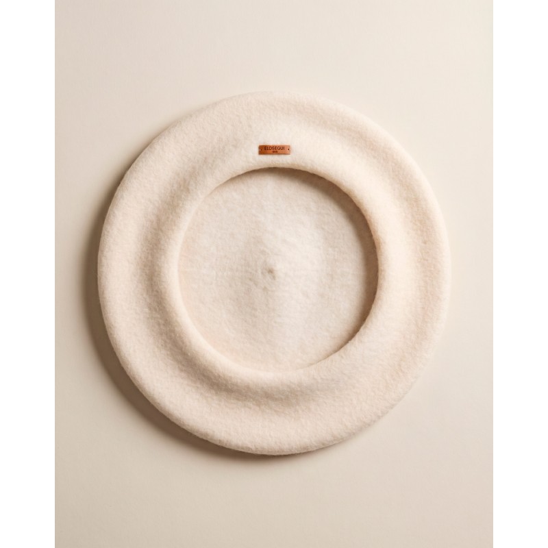 Euskal estiloko artilea duen Elosegi emakume txapel gordina