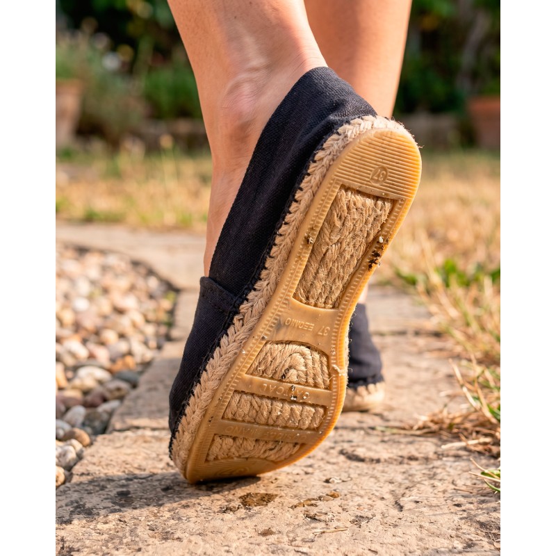 Alpargatas negras de tela estilo tradicional