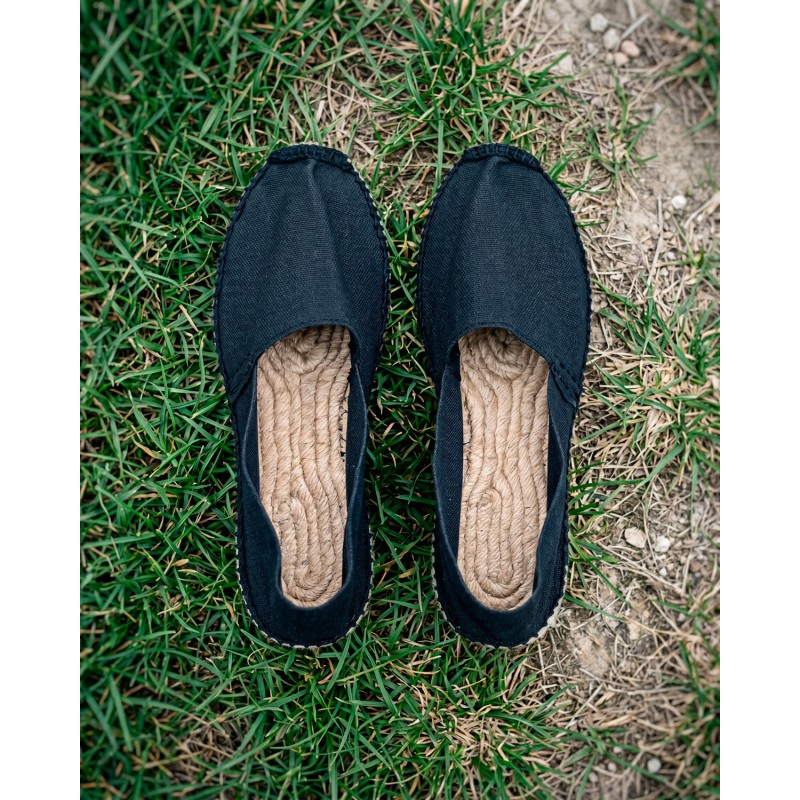 Alpargatas negras de tela estilo tradicional