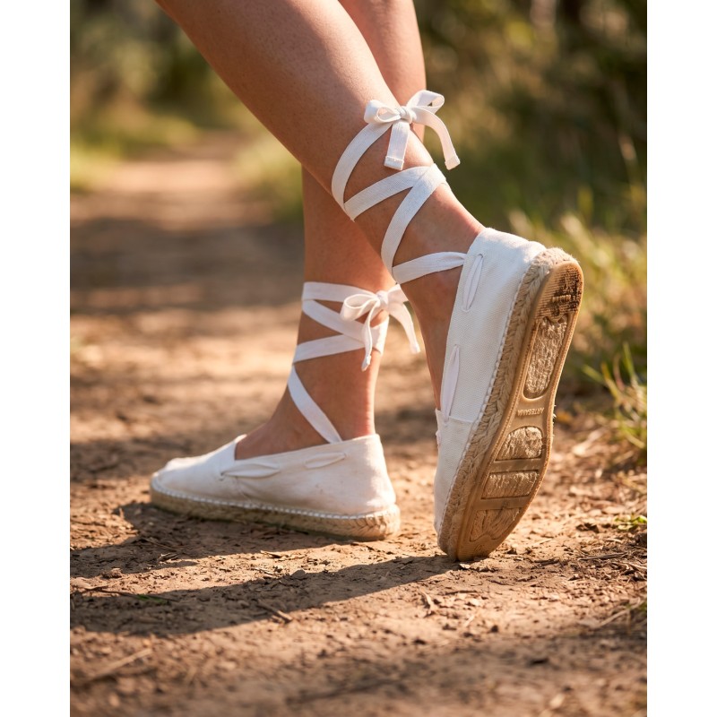 Alpargatas blancas con estilo tradicional