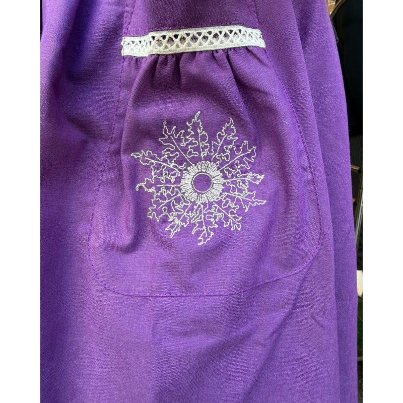 Delantal vasco morado con eguzkilore bordado y bolsillos