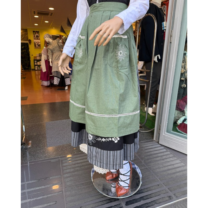 Delantal vasco verde con eguzkilore bordado y detalle tradicional