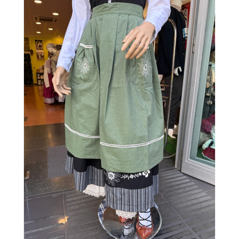 Delantal vasco verde con eguzkilore bordado y detalle tradicional