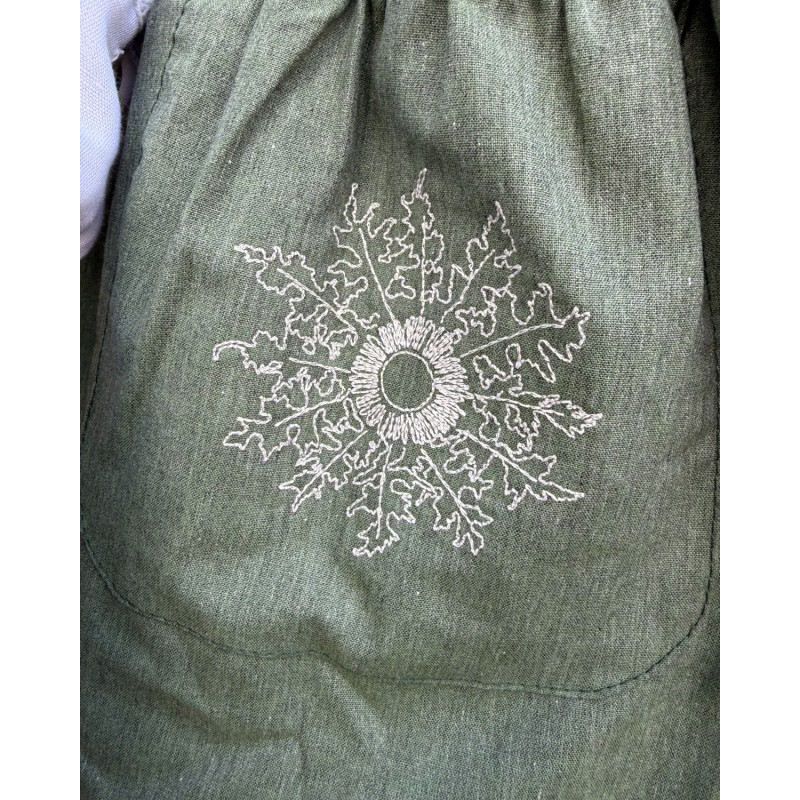 Delantal vasco verde con eguzkilore bordado y detalle tradicional