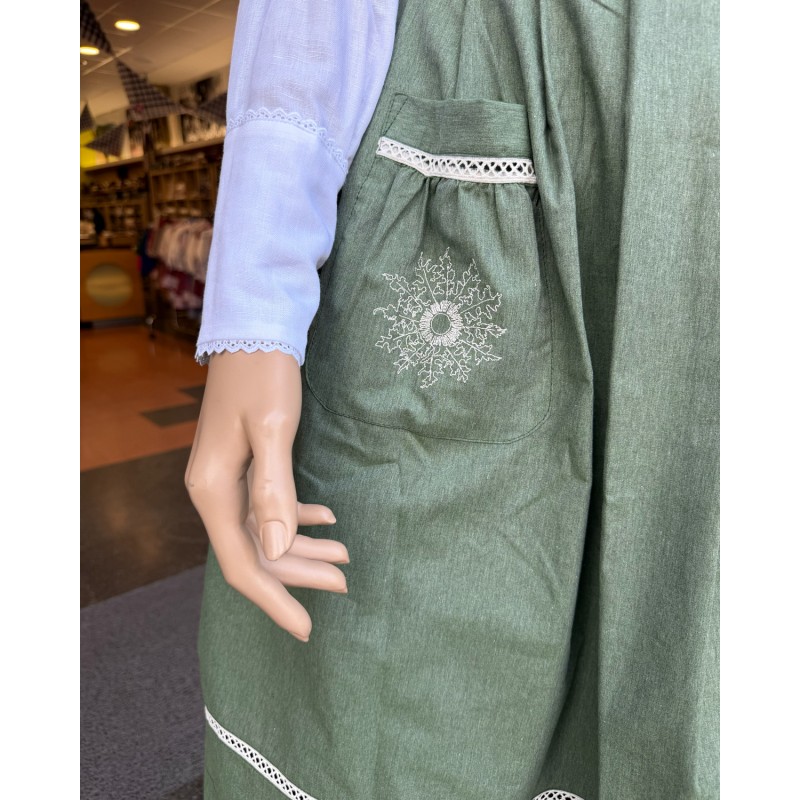Delantal vasco verde con eguzkilore bordado y detalle tradicional