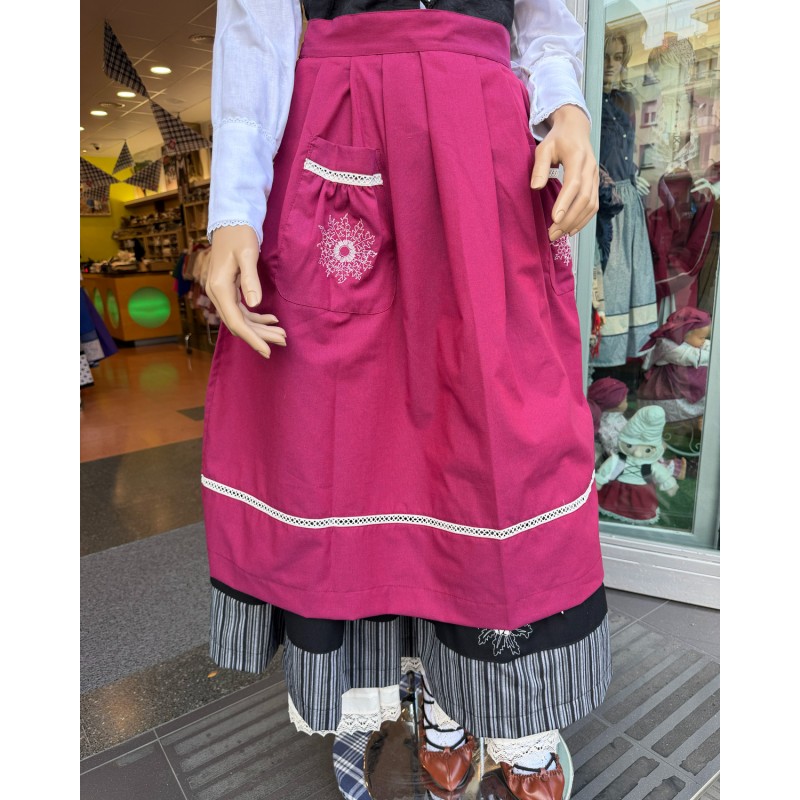 Delantal vasco granate con eguzkilore bordado y acabado tradicional